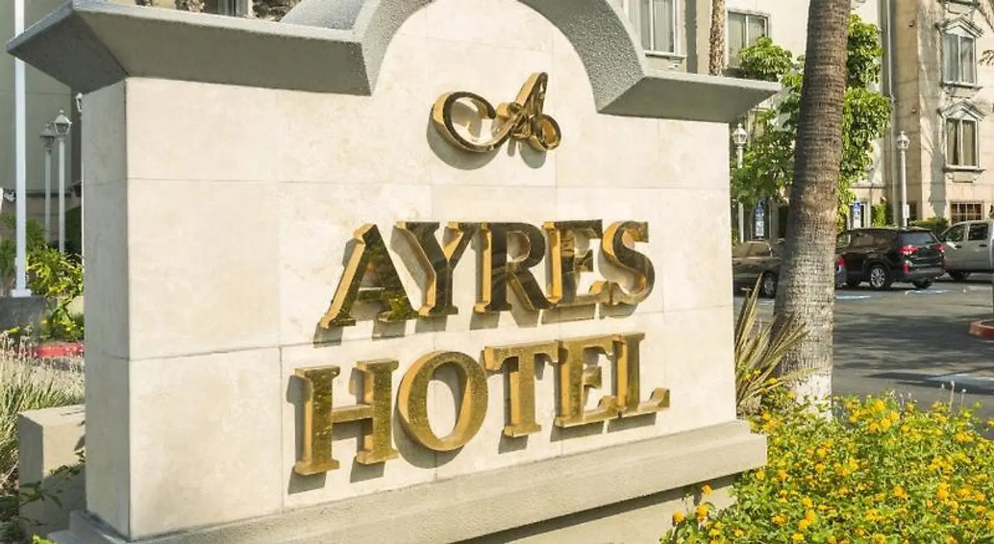 Ayres Hotel Anaheim EXTERIOR