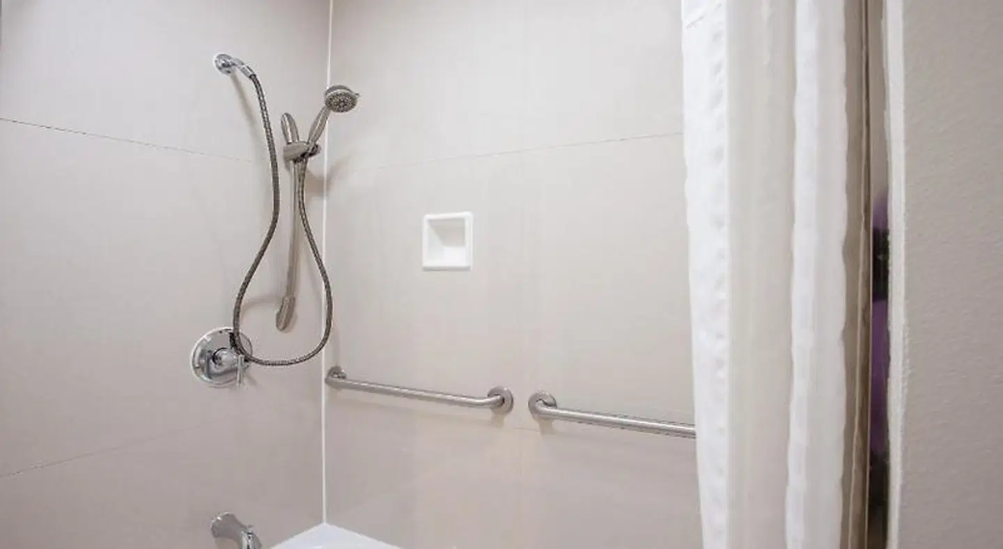 Travelodge Inn & Suites by Wyndham Anaheim on Disneyland Dr Badezimmer