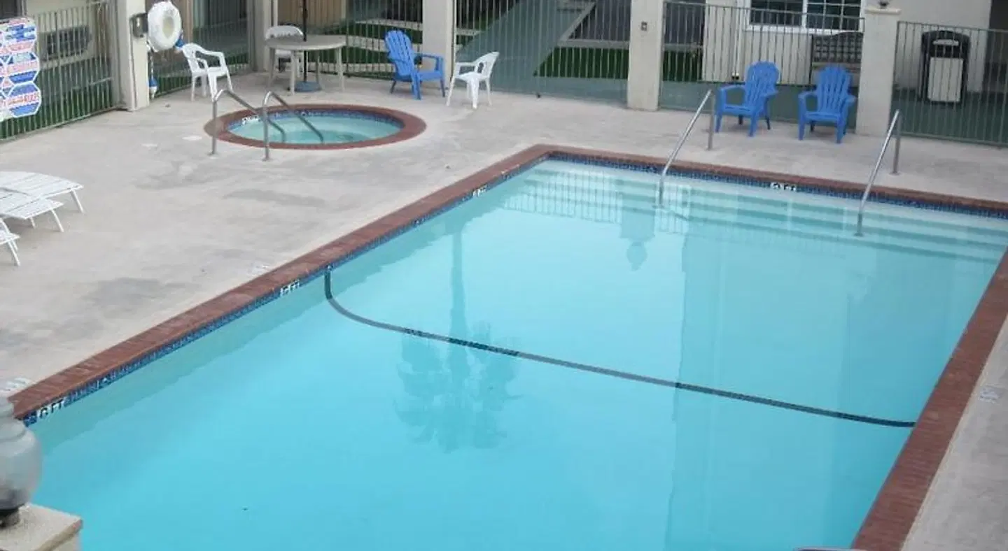 Travelodge Inn & Suites by Wyndham Anaheim on Disneyland Dr Hallenbad