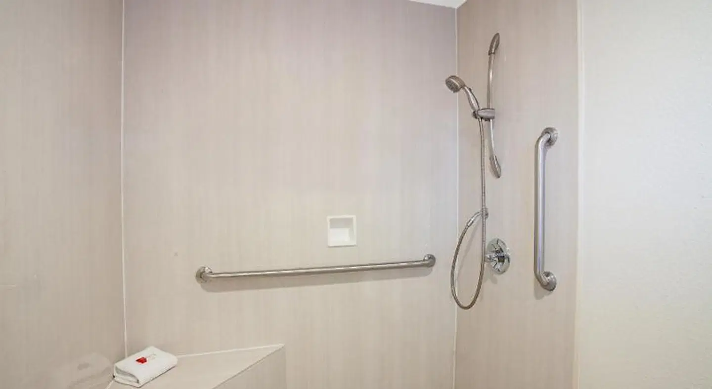 Travelodge Inn & Suites by Wyndham Anaheim on Disneyland Dr Badezimmer