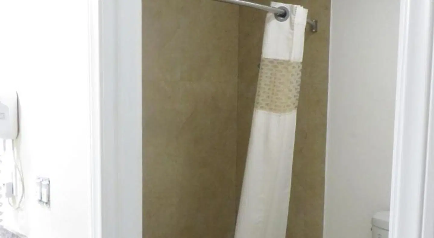 National Inn Garden Grove Badezimmer