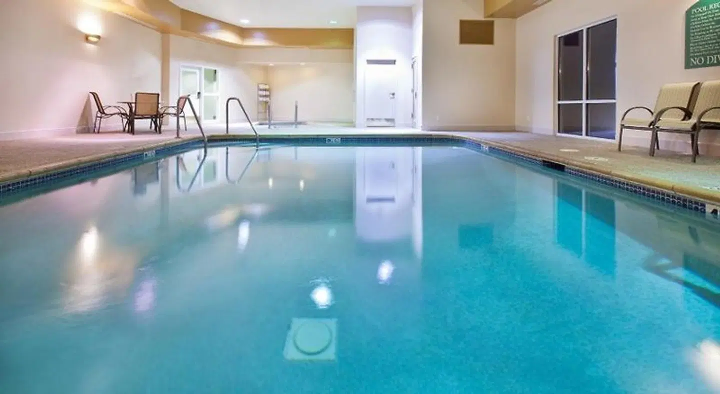 Links Bos Landen Hotel & Spa of Pella, Trademark by Wyndham Hallenbad