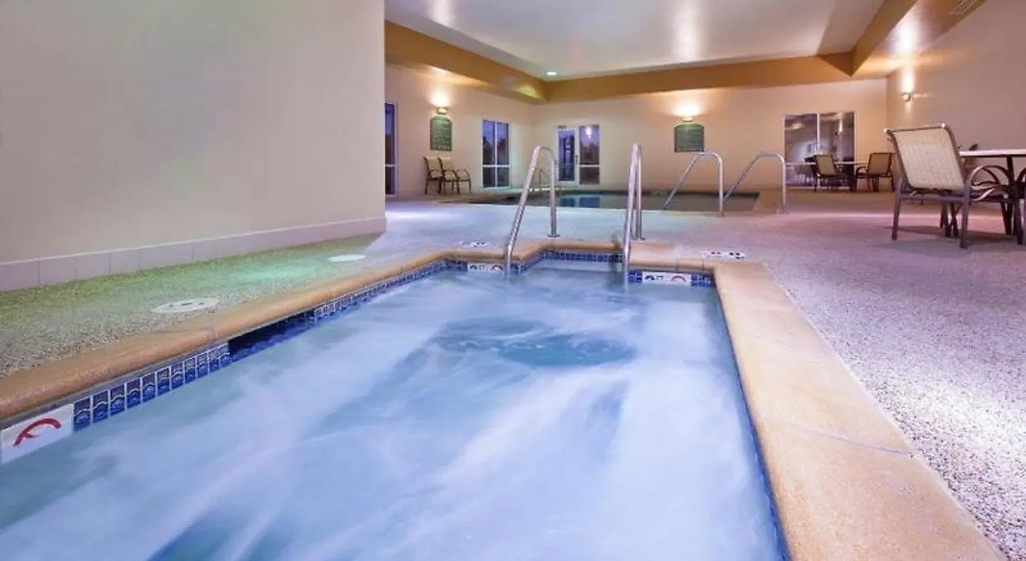 Links Bos Landen Hotel & Spa of Pella, Trademark by Wyndham Hallenbad
