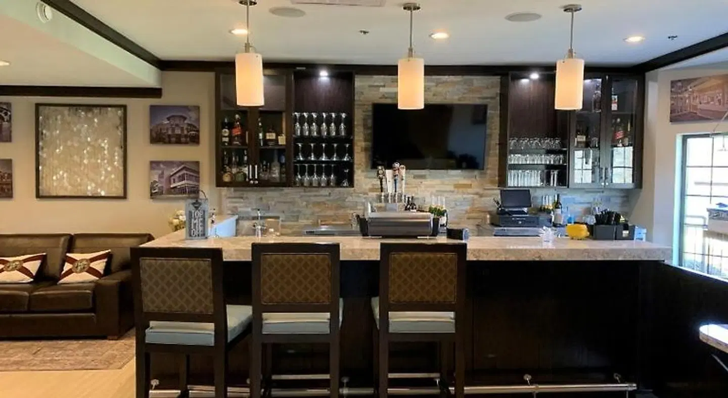 Staybridge Suites Tallahassee I-10 East by IHG Bar