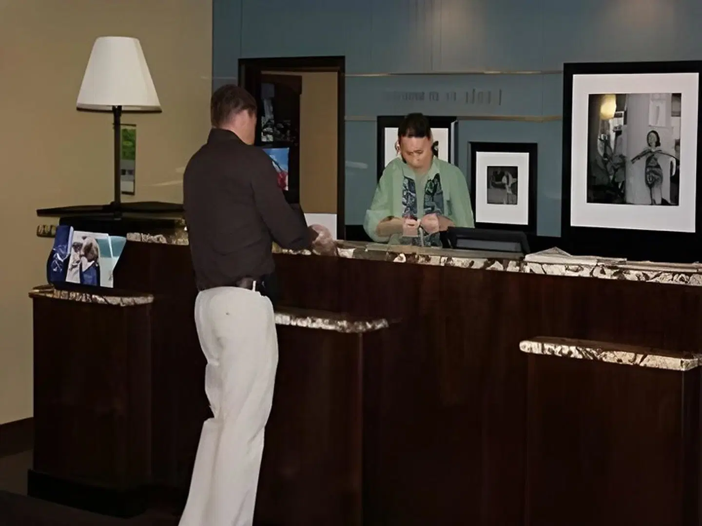 Hampton Inn and Suites St. Cloud Bar