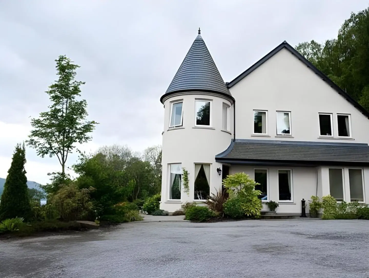 Loch Ness Lodge EXTERIOR