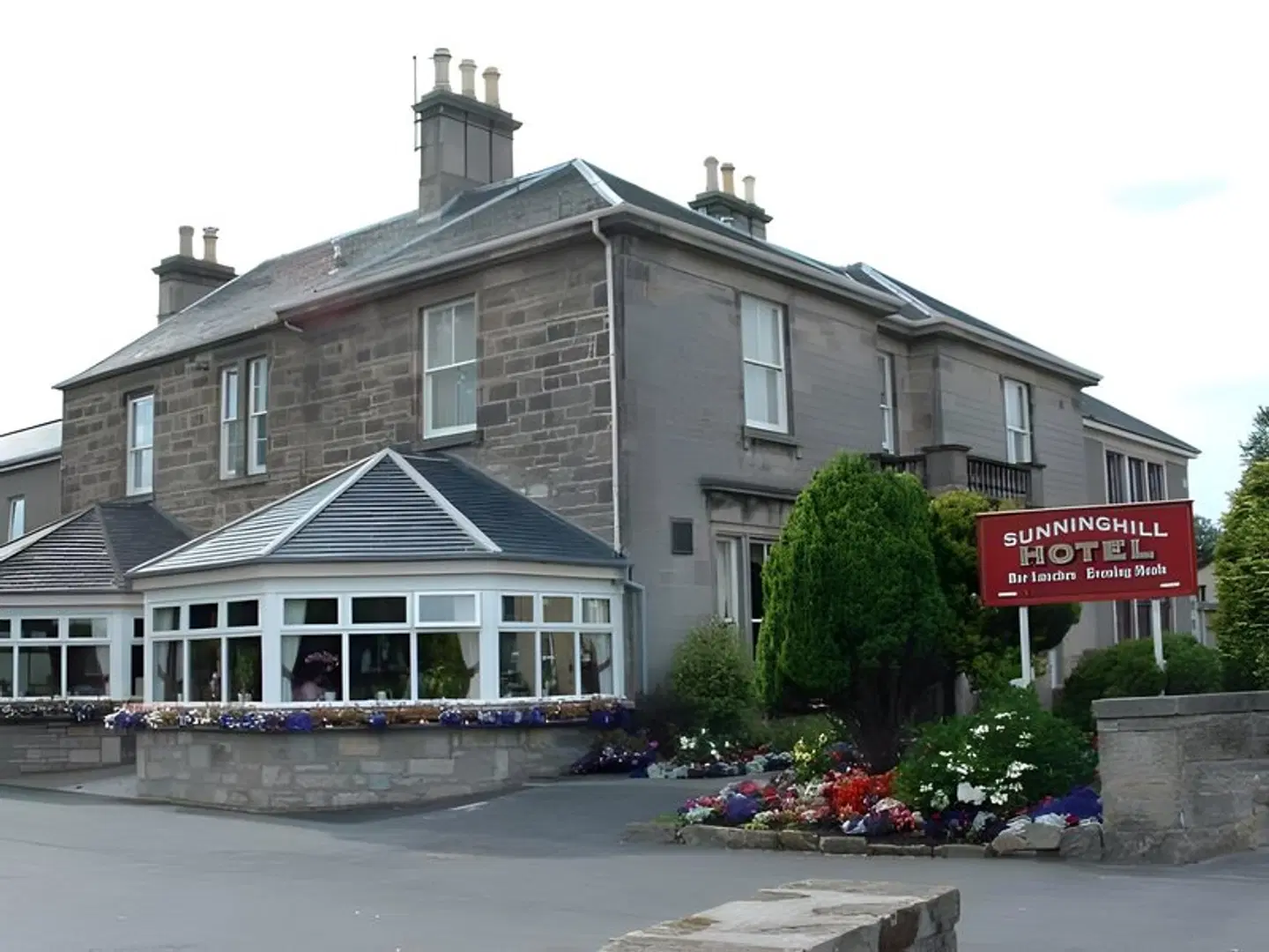 Sunninghill Hotel EXTERIOR