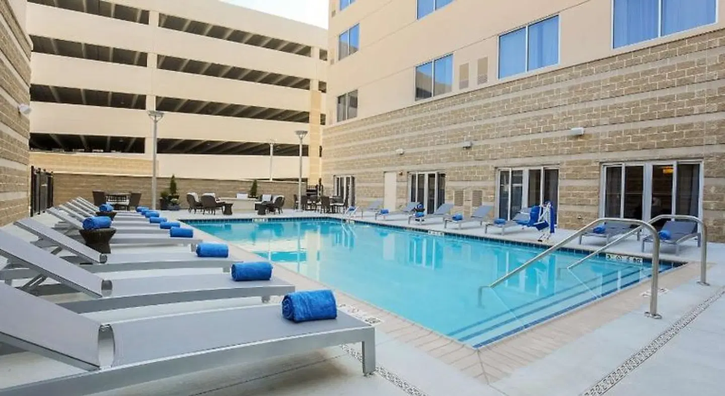 DoubleTree by Hilton Evansville, IN OUTDOOR_POOL