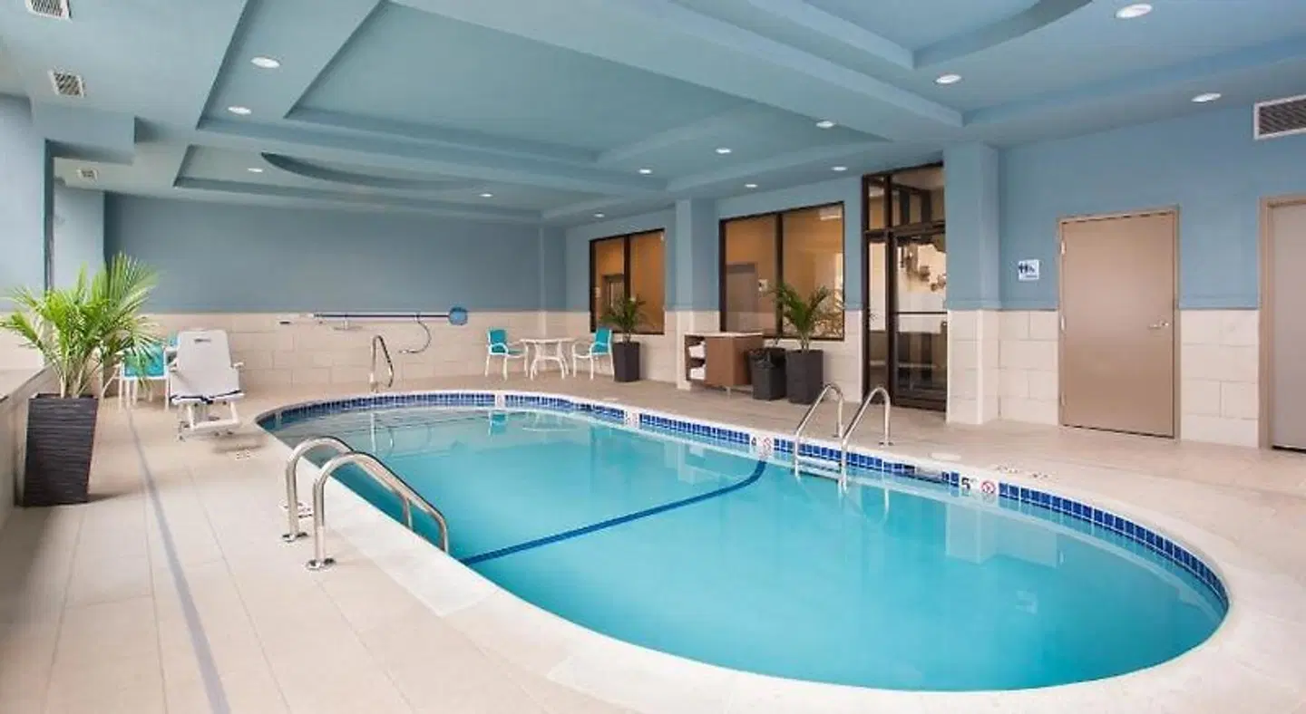 Holiday Inn Express Springfield Downtown by IHG Hallenbad