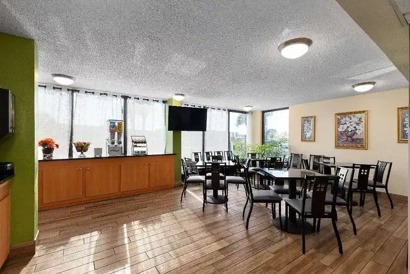 Super 8 by Wyndham Myrtle Beach/Market Common Area – Hotelfoto