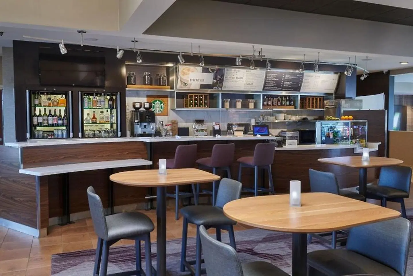 Courtyard by Marriott Detroit Troy Bar
