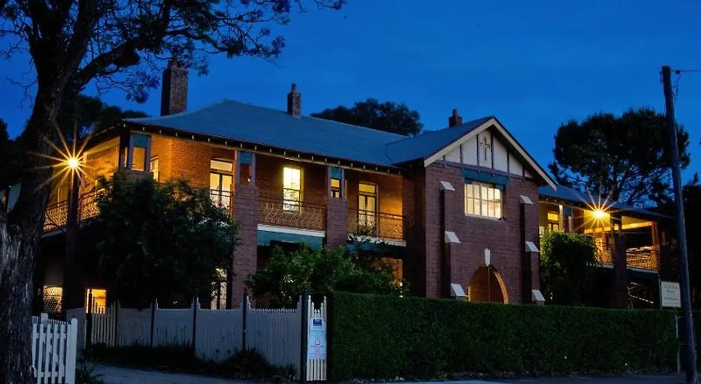 The Old Parkes Convent EXTERIOR