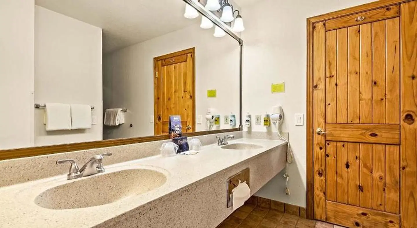 Box Canyon Lodge and Hot Springs Badezimmer