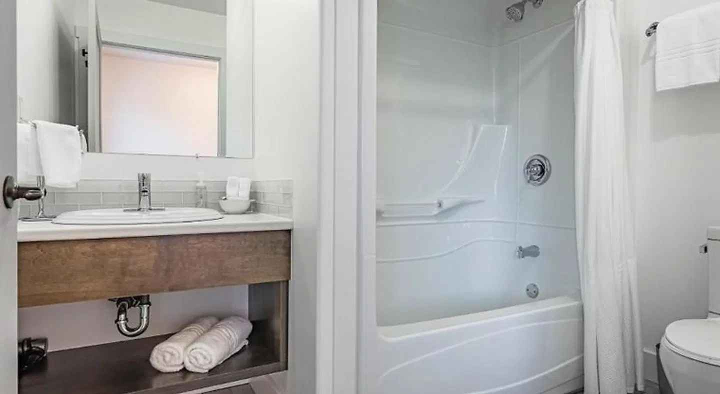 The Tides Inn Badezimmer