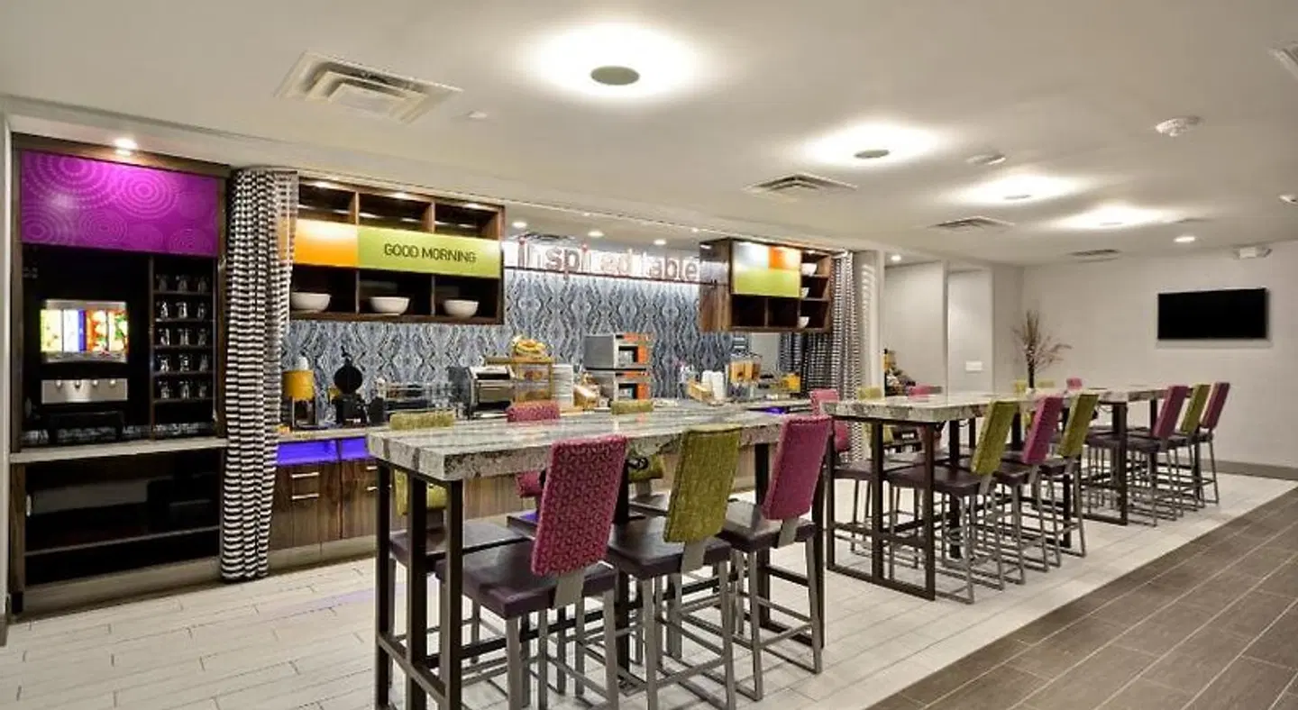 Home2 Suites by Hilton KCI Airport Bar