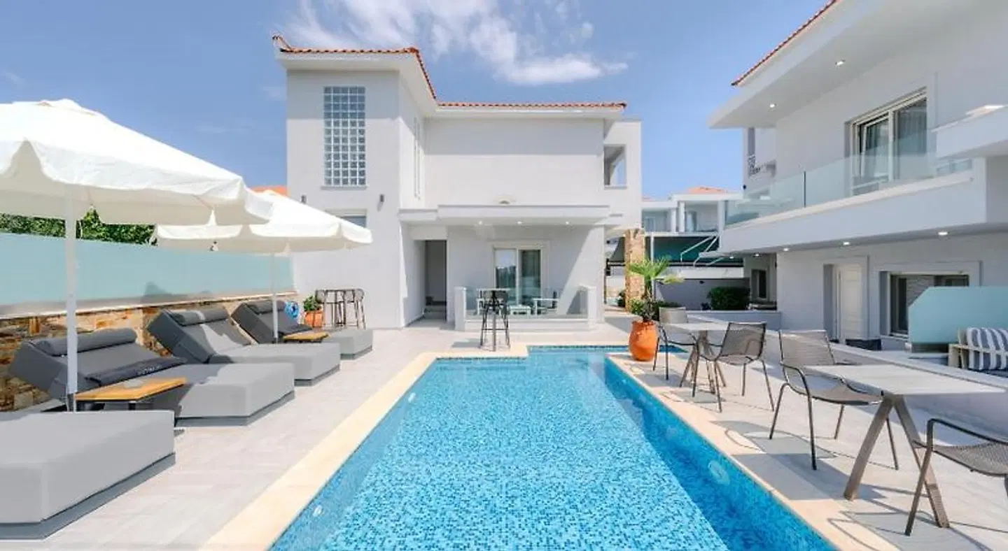 Metsikas Residence OUTDOOR_POOL