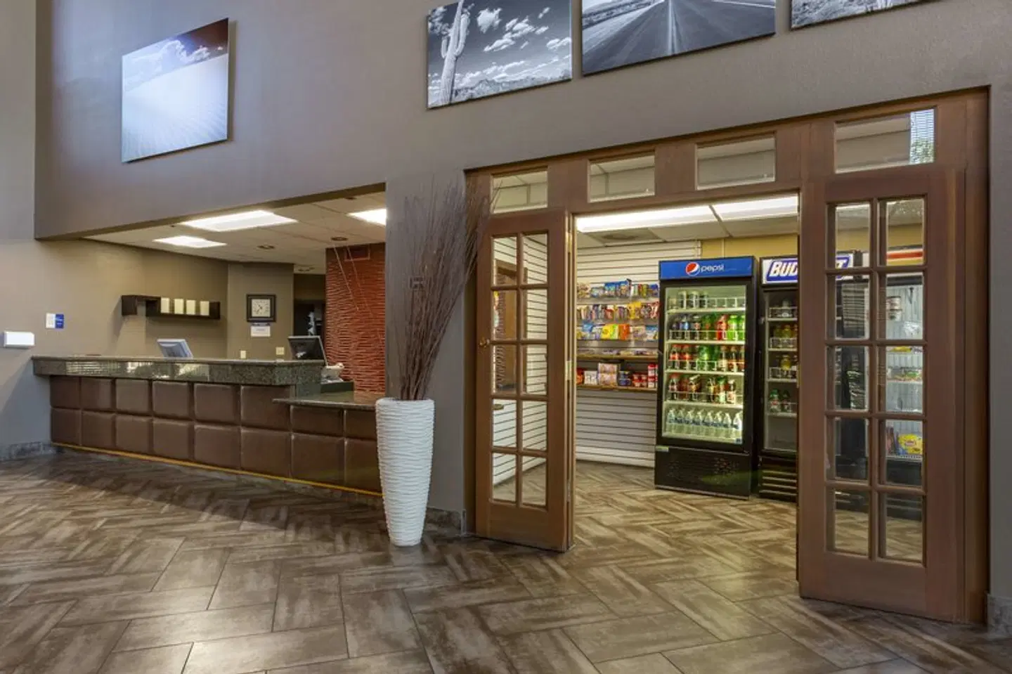 Best Western Plus Scottsdale Thunderbird Suites EXTERIOR