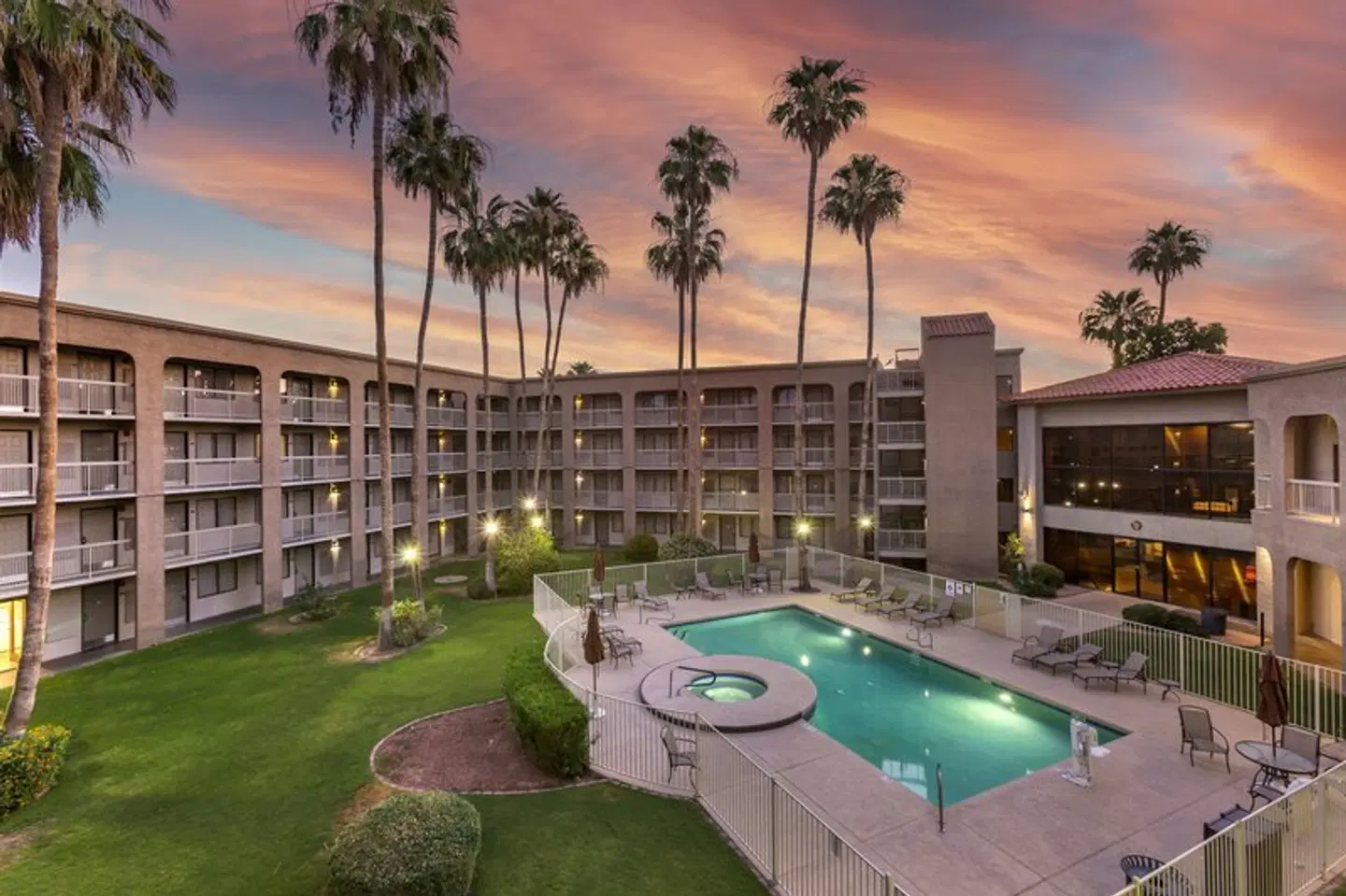 Best Western Plus Scottsdale Thunderbird Suites OUTDOOR_POOL