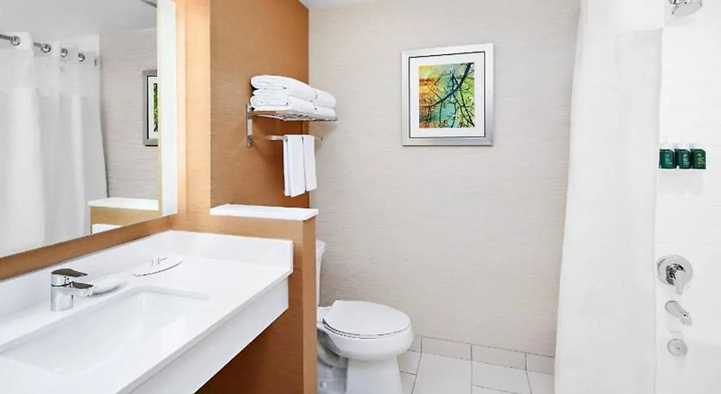 Fairfield by Marriott Inn & Suites Fresno Yosemite International Airport Badezimmer