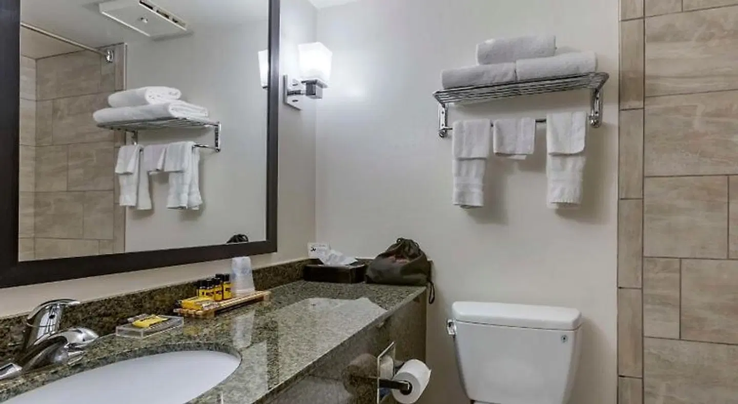 Best Western Plus Scottsdale Thunderbird Suites Badezimmer