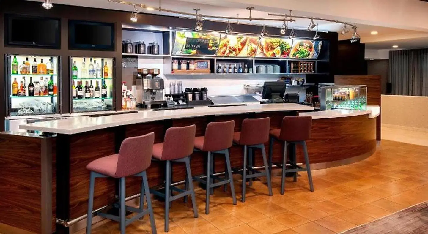 Courtyard by Marriott Savannah Midtown Bar