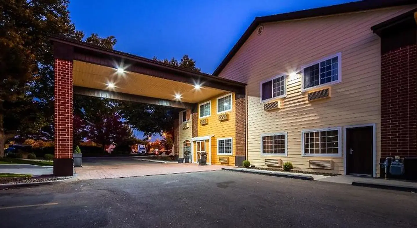 Best Western Plus Meridian EXTERIOR