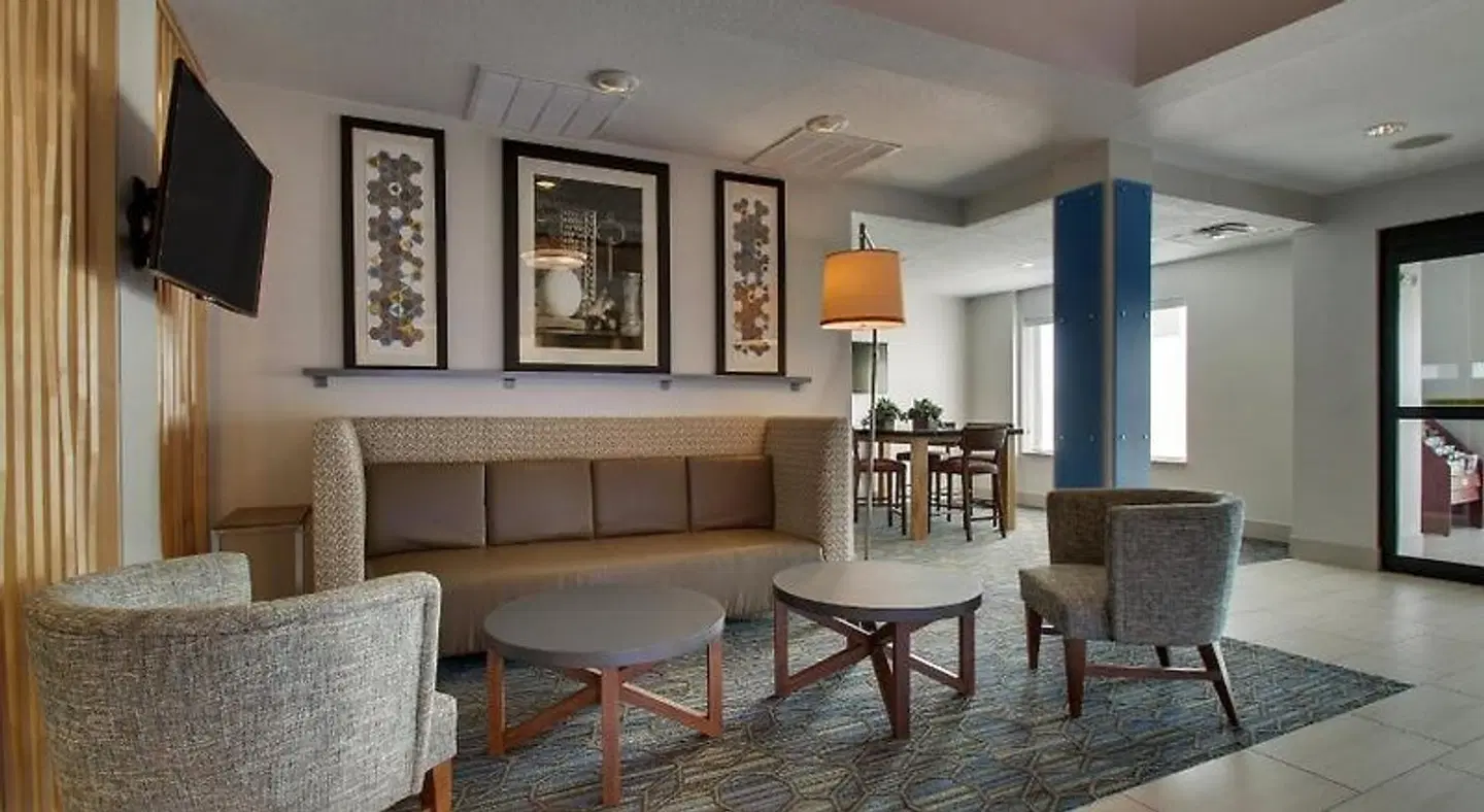 Holiday Inn Express & Suites Morris by IHG LOUNGE_LOBBY