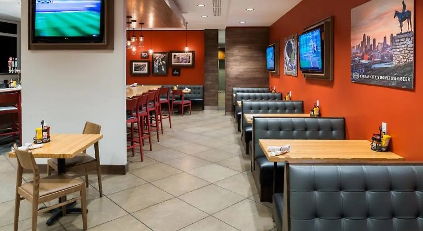 Holiday Inn Kansas City Airport by IHG Bar