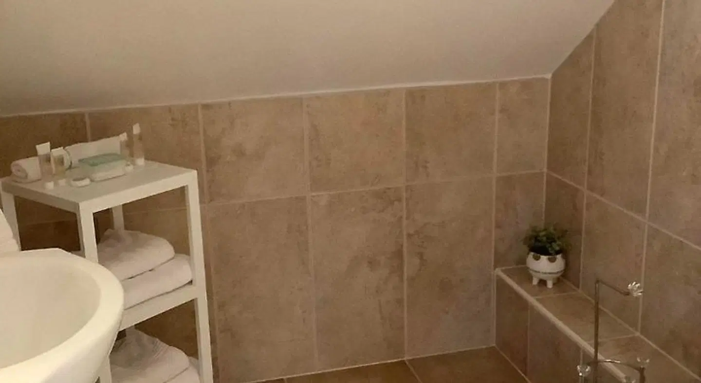 New Overlander Inn Badezimmer