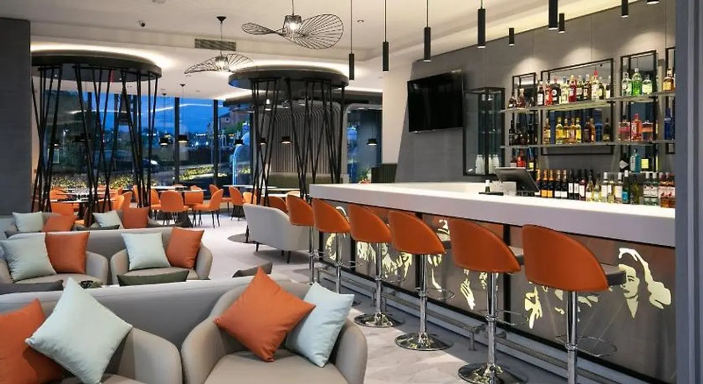 Spark by Hilton Luton Bar