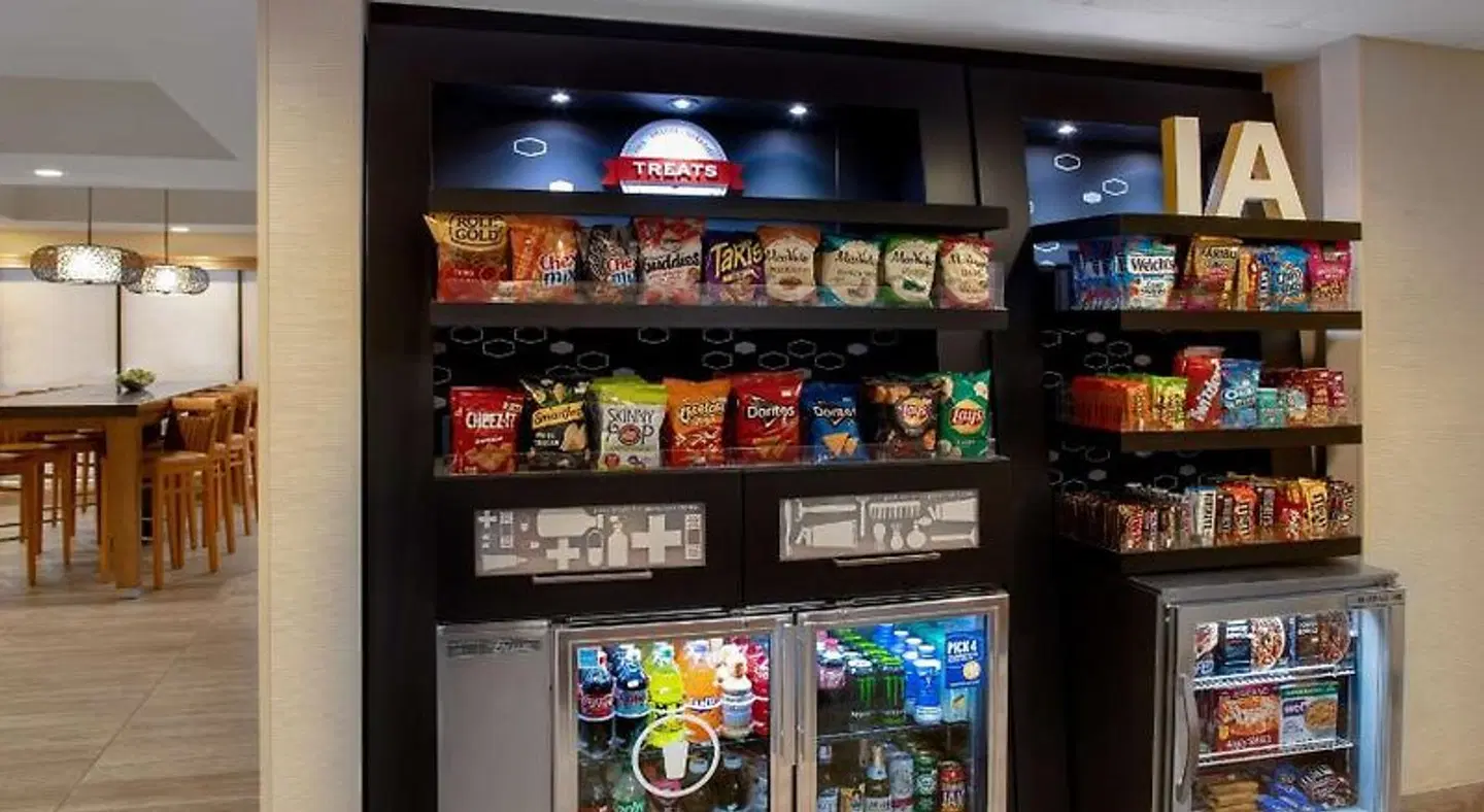 Hampton Inn West Des Moines Lake Drive Bar