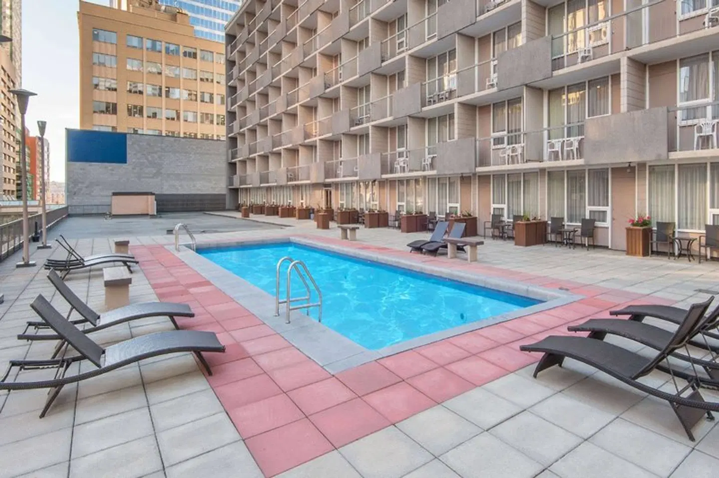 RAMADA PLAZA CALGARY DOWNTOWN OUTDOOR_POOL