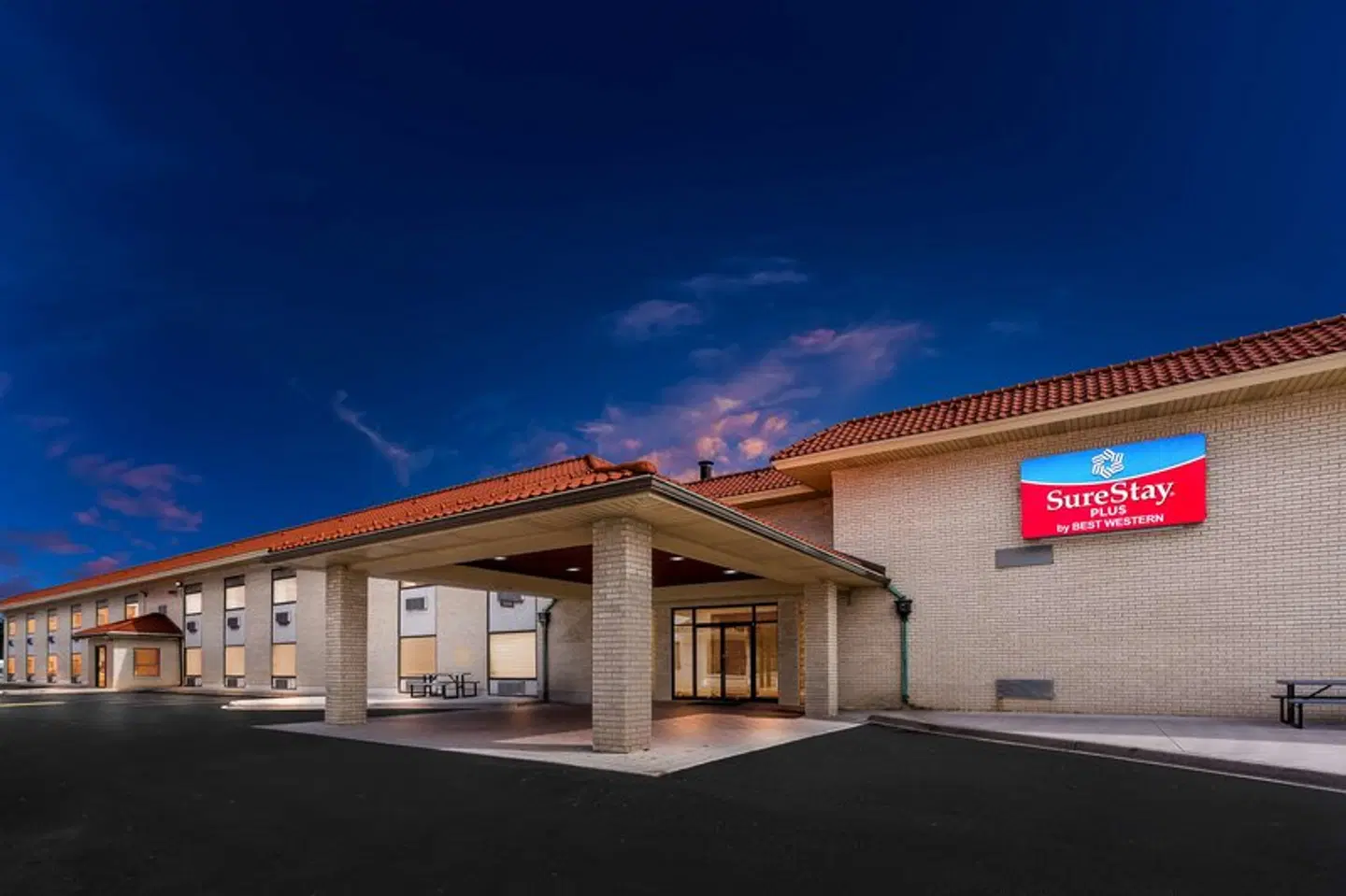 SureStay Plus by Best Western Windsor EXTERIOR