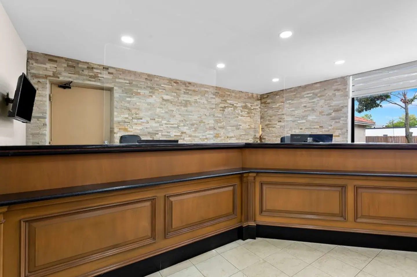 SureStay Plus by Best Western Windsor LOUNGE_LOBBY