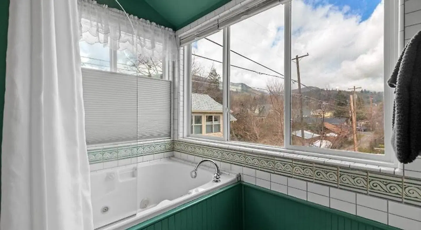 The Peerless Hotel and Restaurant Badezimmer