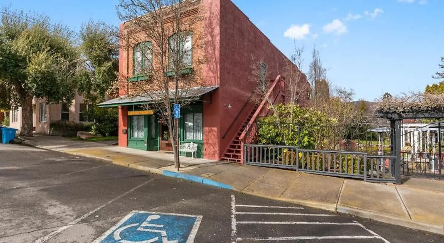 The Peerless Hotel and Restaurant EXTERIOR