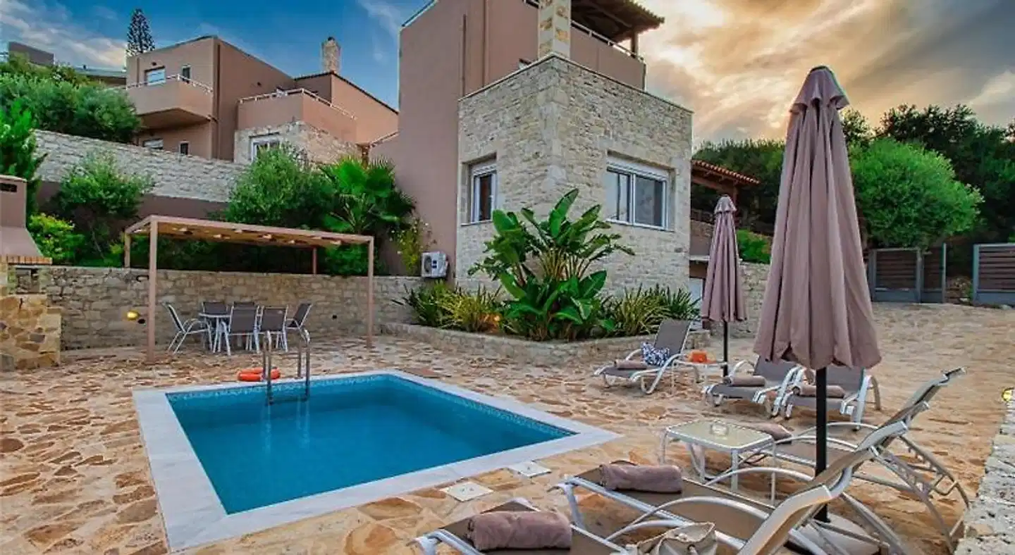 Theo Villas Pool
