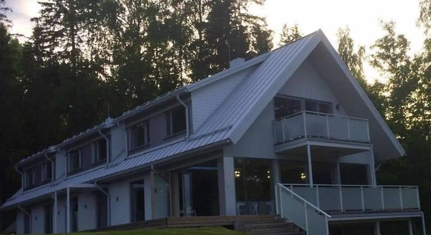 William Willa EXTERIOR