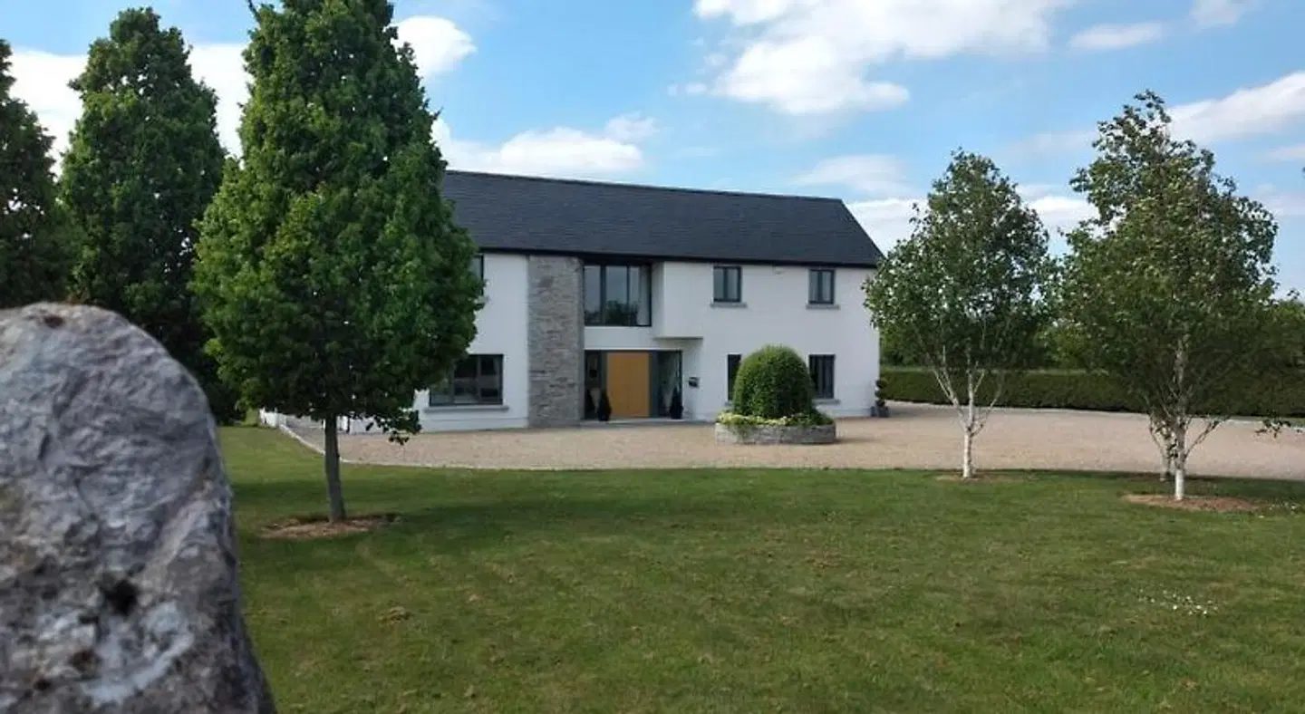 Brona Dempsey EXTERIOR