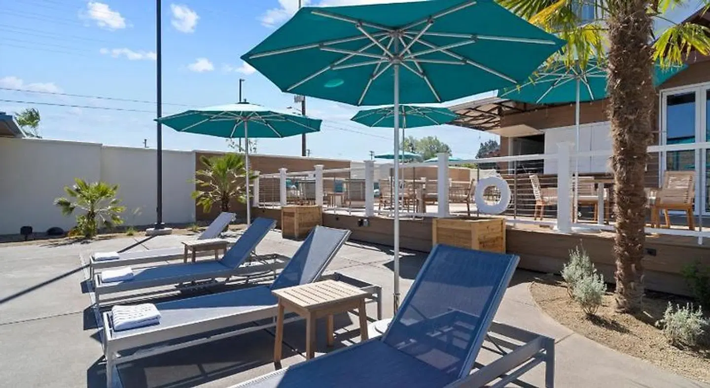 Compass by Margaritaville Medford Terrasse