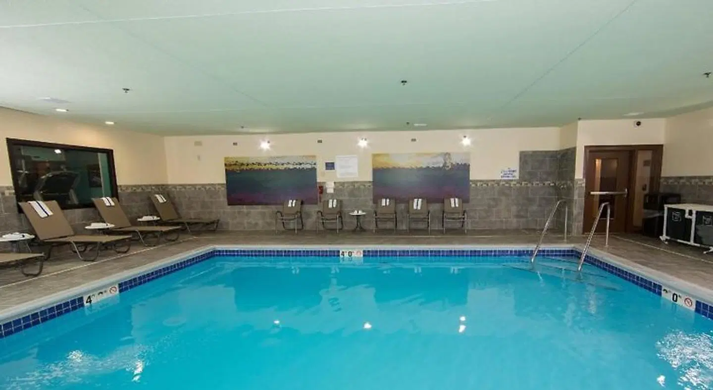 Fairfield by Marriott Inn & Suites Burlington Hallenbad