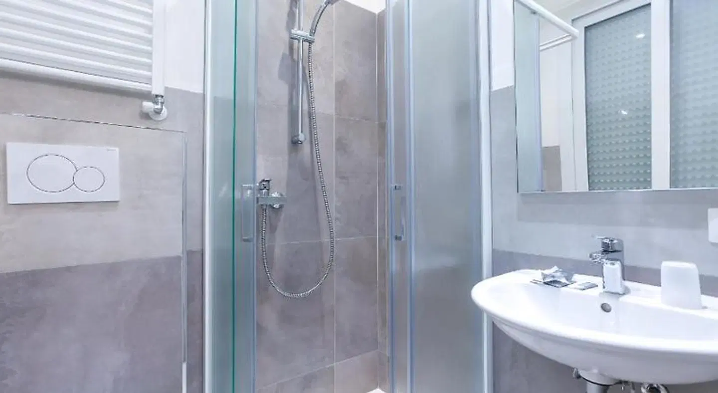 Hotel Tourist Meuble Badezimmer