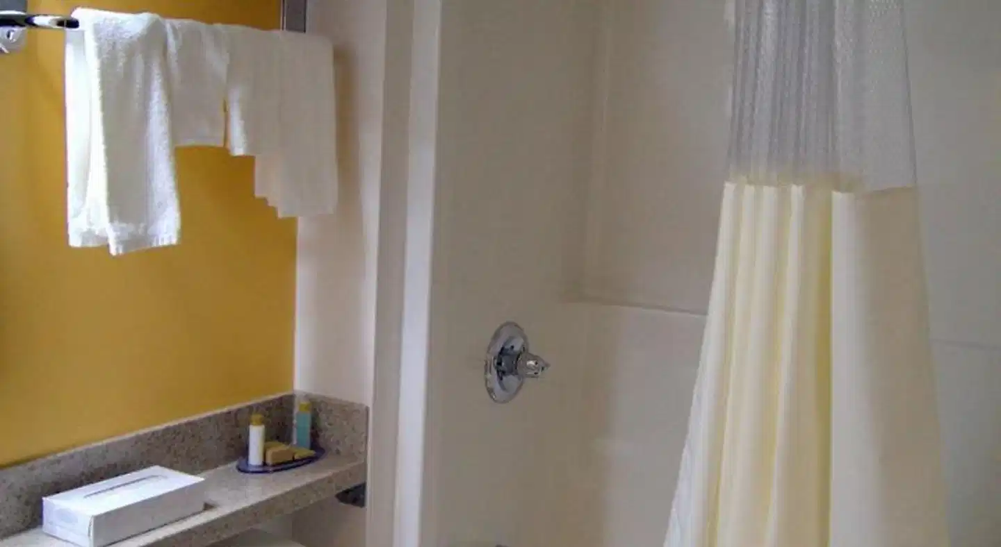 Bay Hill Inns & Suites, Neepawa Badezimmer