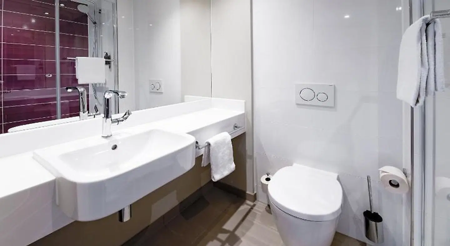 Premier Inn Saarbrücken City Congresshalle Hotel Badezimmer