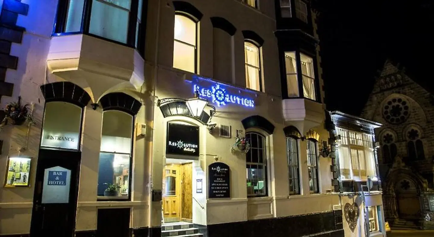 The Resolution Hotel EXTERIOR