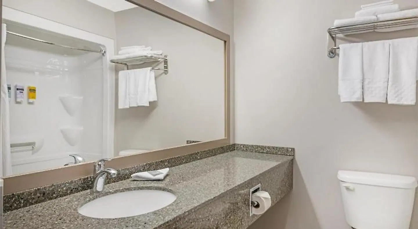 Best Western Plus Woodstock Hotel & Conference Centre Badezimmer