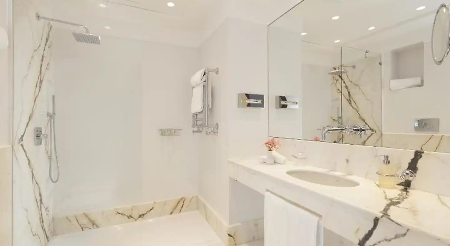 Grand Hotel Cocumella Badezimmer