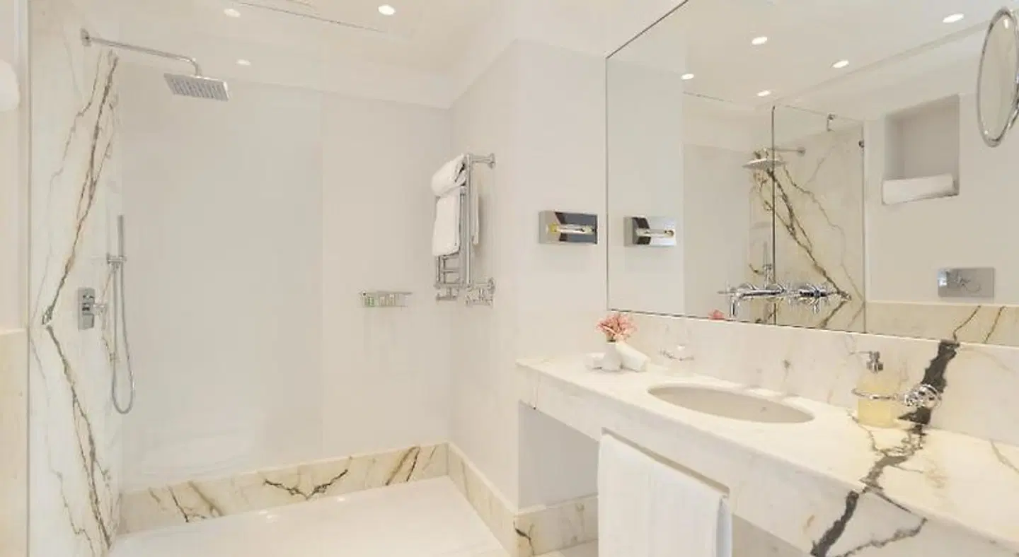 Grand Hotel Cocumella Badezimmer