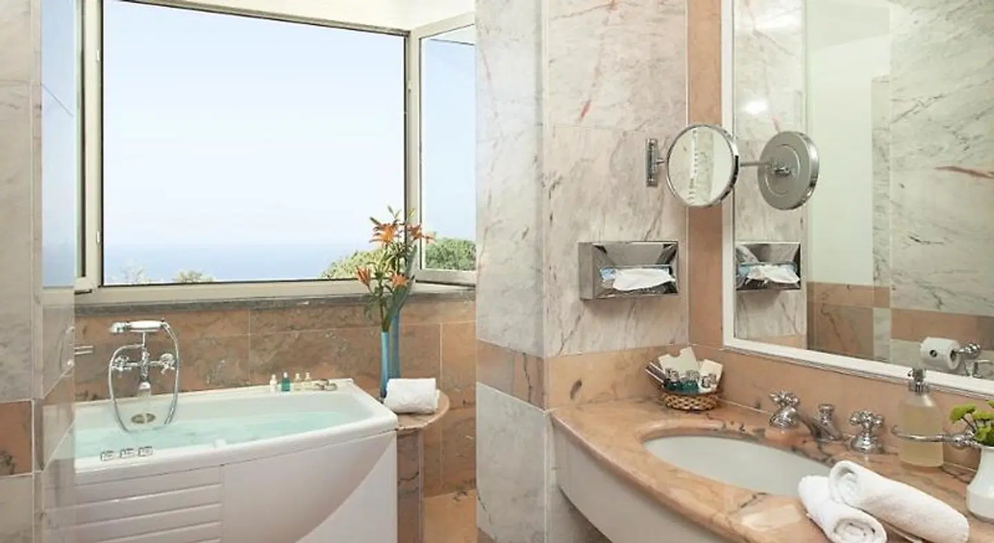 Grand Hotel Cocumella Badezimmer