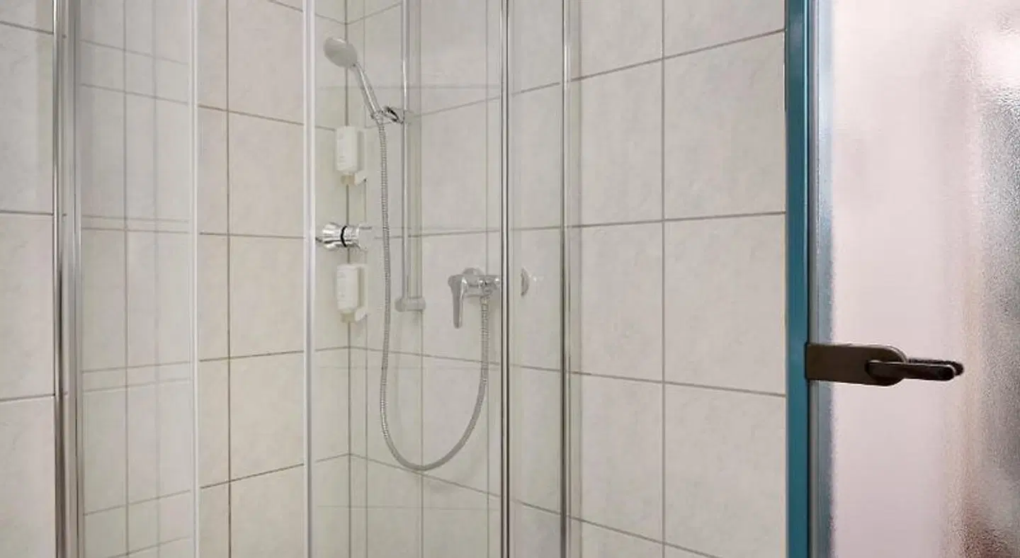 Ramada Stuttgart-Herrenberg Badezimmer